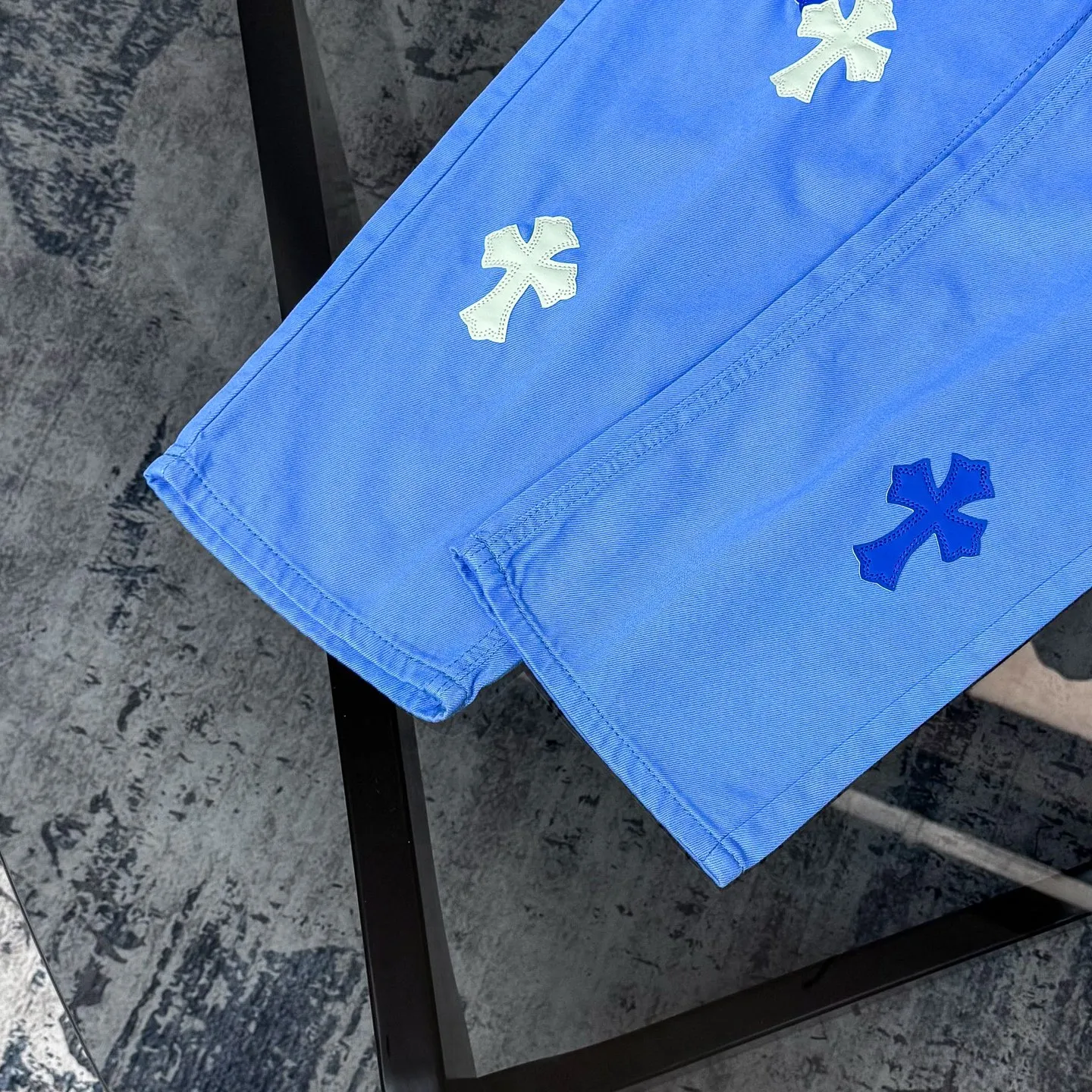 P270 Chrome hearts CH co-branded Drak Miami ice blue jeans exude uninhibited personality and unique charm. Every wear and tear is carefully designed to present a unique artistic feel. Made of imported denim fabric, which has undergone heavy industrial washing and destruction treatment, the trousers show a super cool effect on the upper body, allowing you to dominate the fashion stage.  This is more than just a pair of jeans, it is an expression of attitude. With its unique design concept and ultimate pursuit of details, Croxin breaks traditional boundaries and defines the jeans trend in the new era. The trousers are made of double-layer woven fabric with customized hardware. Special Italian cowhide is printed and cut. Custom-made sheepskin three-layer thick-line leather. The whole body is spliced ​​in heavy water washing. Craftsmen hand-splash ink. You can see the details. Three-dimensional cutting version. Loose and comfortable, not flattering to the body. Makes taller and slimmer. Seiko factory. Original quality control. Same style for men and women. Can be matched with couples. Versatile recommendation. Must-have jeans for all seasons. Color: ice blue. Size: 28-30-32-34.